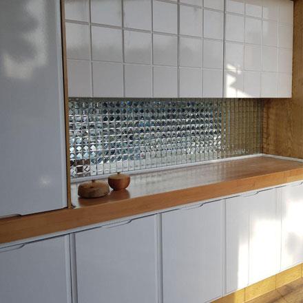 نصب آینه کاری در آشپزخانه